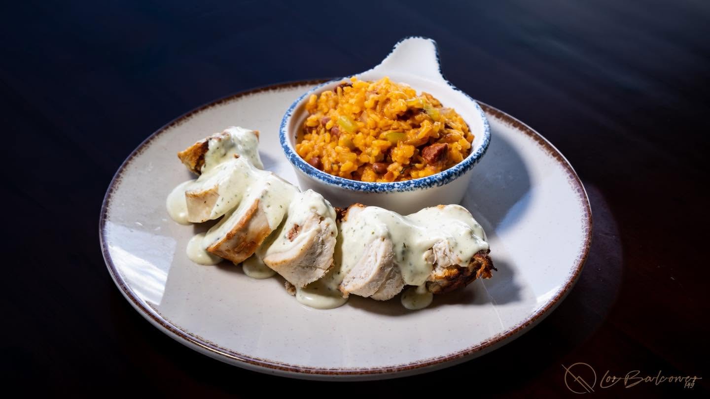 Plato principal contemporáneo con arroz y salsa de cilantro